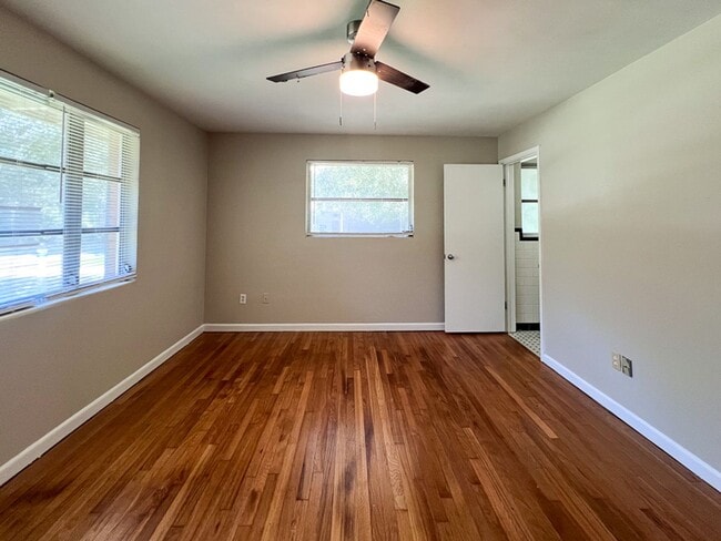 Building Photo - Centrally Located 3BR/2BA House - Availabl...