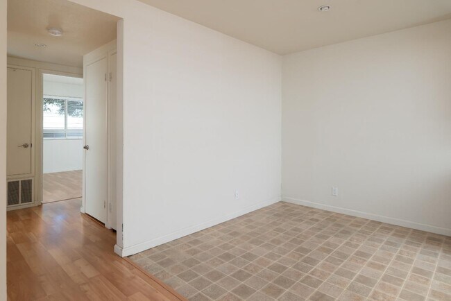 Building Photo - 208 Sequim Common