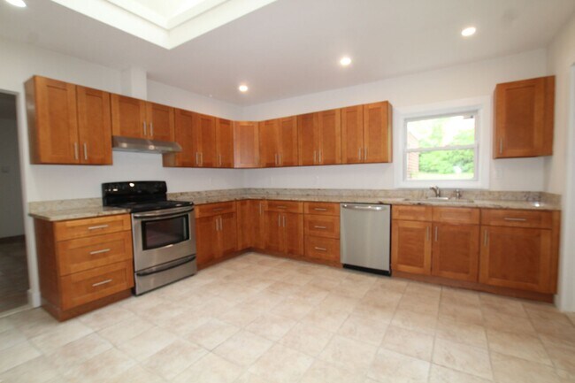Building Photo - Large 4 bedroom, 2 bath home for rent in R...