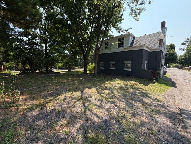 Building Photo - 2307 1/2 E Superior St