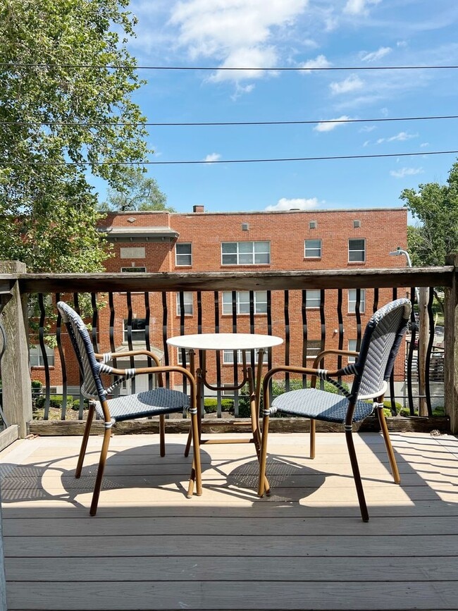 Building Photo - Charming Updated Apartment with Private Ba...