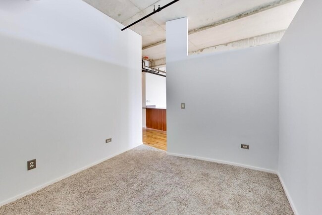Building Photo - 6 S Laflin St