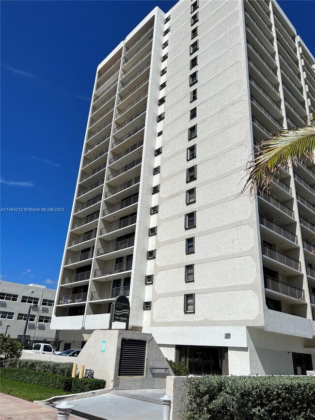 Building Photo - 2625 Collins Ave