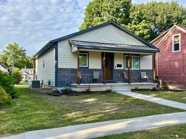 Building Photo - 918 E Bloomington St