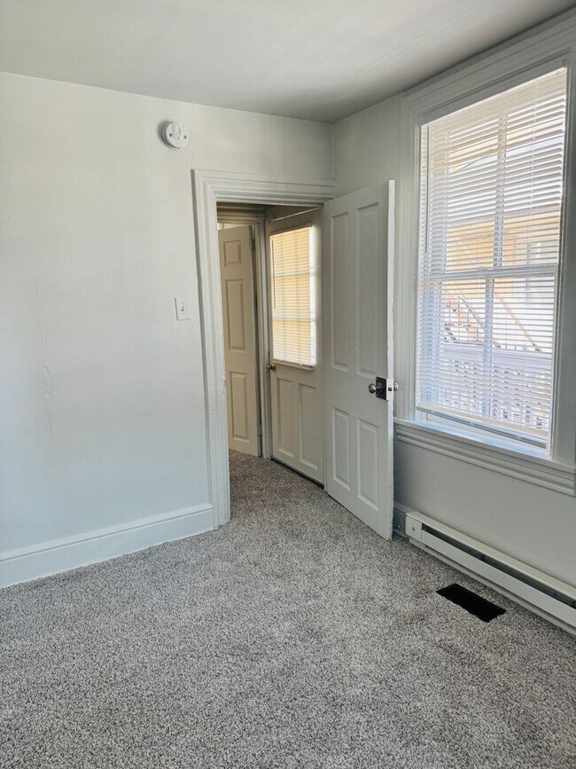 Building Photo - 328 W King St