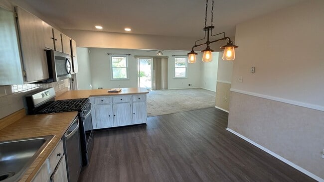 Building Photo - 3BR Toms River Home with Pool and Fenced Yard