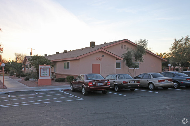 Primary Photo - Las Vegas Manor Apartments