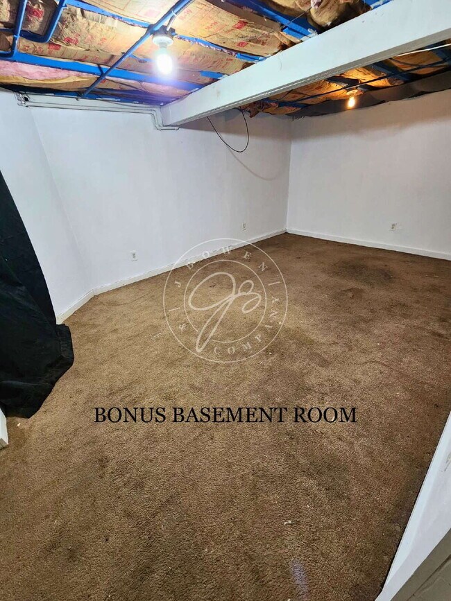 Building Photo - 3 bed! Bonus space in basement