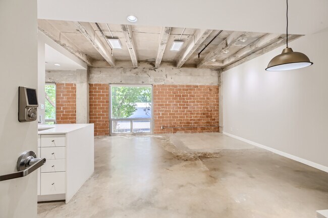 Building Photo - 1115 S Alamo St