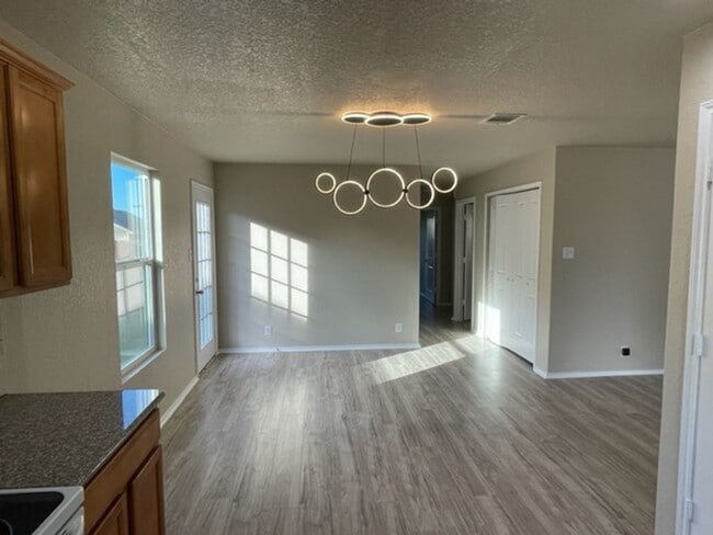 Building Photo - Move-in Ready 3-Bed, 2-Bath Home in Riposa Vita! (SE San Antonio)