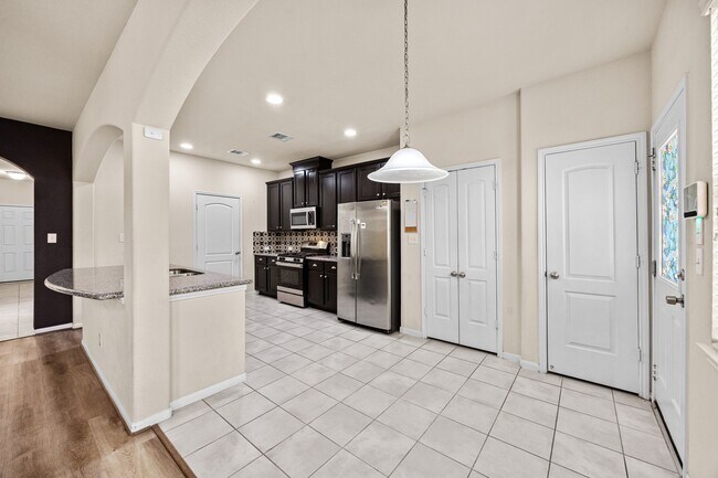 Building Photo - 7223 Pavilion Dr