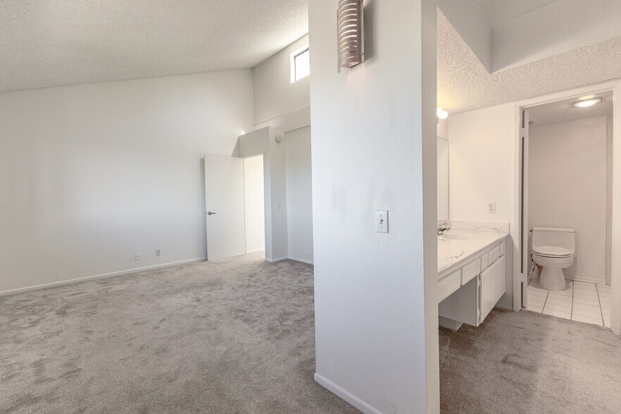 Building Photo - 1709 Camino de Villas