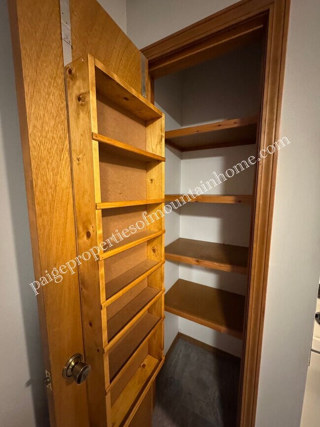 Building Photo - Spacious 1-Bedroom in Cotter Near Valley Airport – Unique Garage