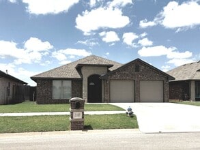 Building Photo - Like New!  3 bedroom 2 bath 2 car garage!