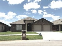 Building Photo - Like New!  3 bedroom 2 bath 2 car garage!
