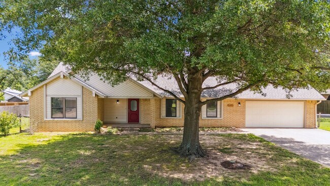 Primary Photo - Spacious Single Story 4 Room Home + Sunroo...