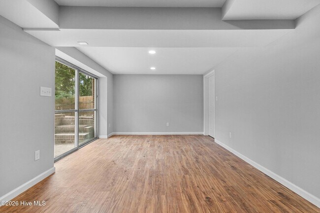 Building Photo - 450 Crestview Rd