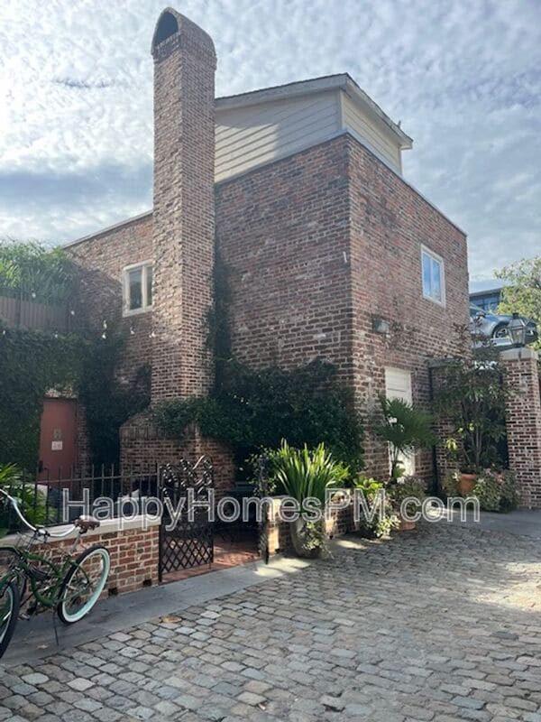 Building Photo - 338 King St