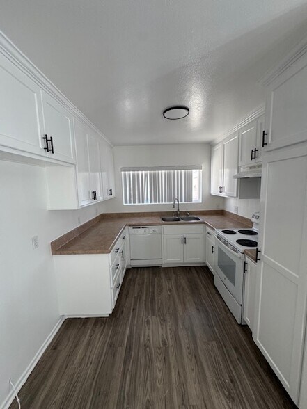 Building Photo - 950 N Walnut St