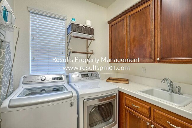 Building Photo - Spacious and upgraded 4 Bed 3 Bath Roseville Home