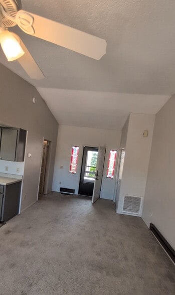 Building Photo - 4944 Summit Cir