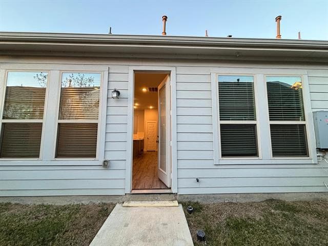 Building Photo - 825 W Mayfield Rd