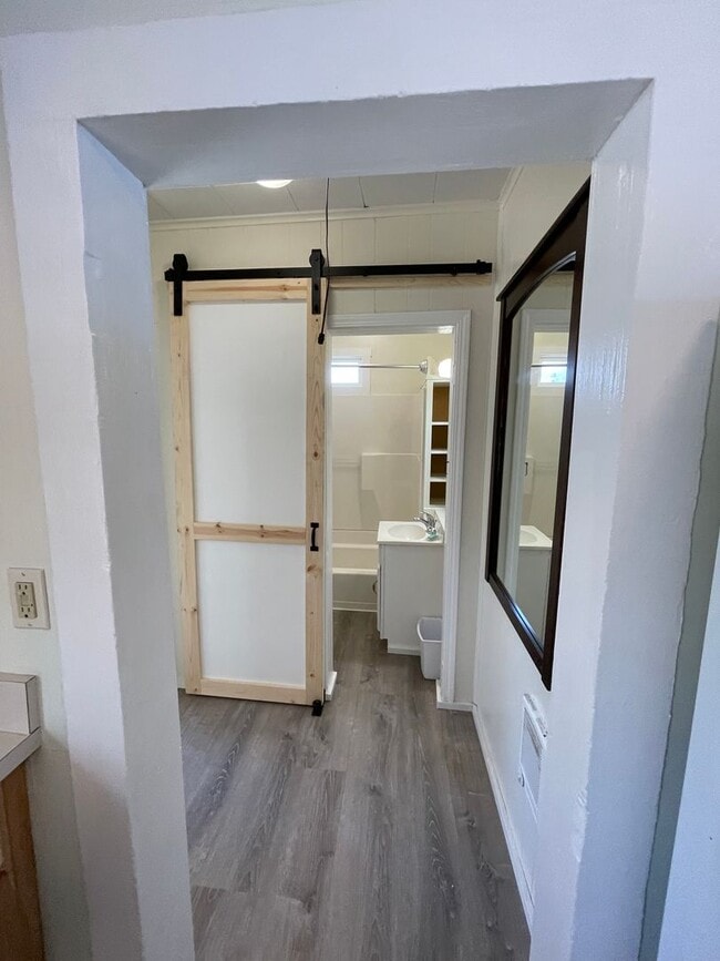 Building Photo - Hard to find 1 bdrm 1 bath house in the he...