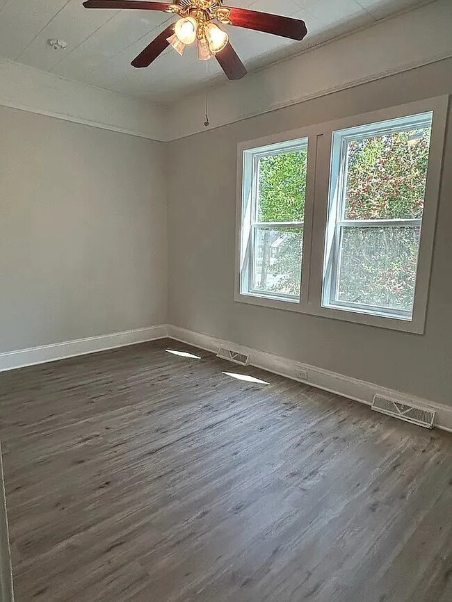 Building Photo - 3 Bedroom 2 Bathroom