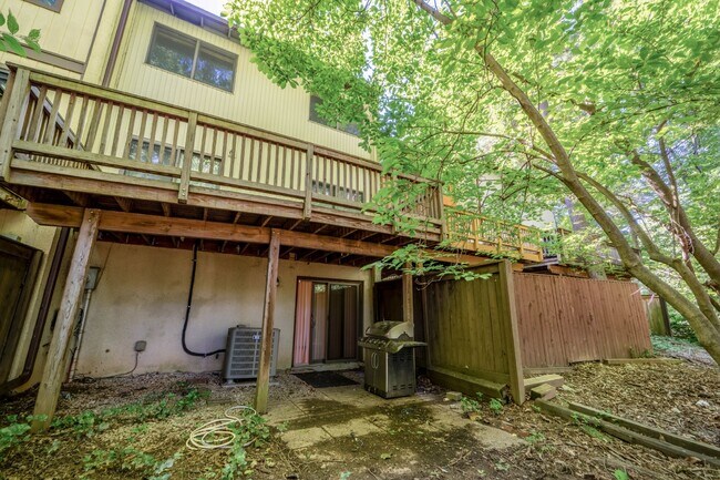 Building Photo - Renovated townhouse backing to trees with loads of privacy!