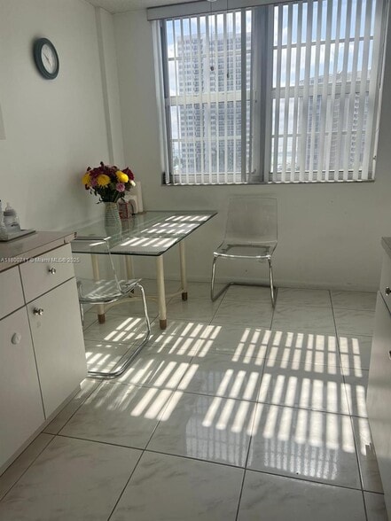 Building Photo - 3161 S Ocean Dr