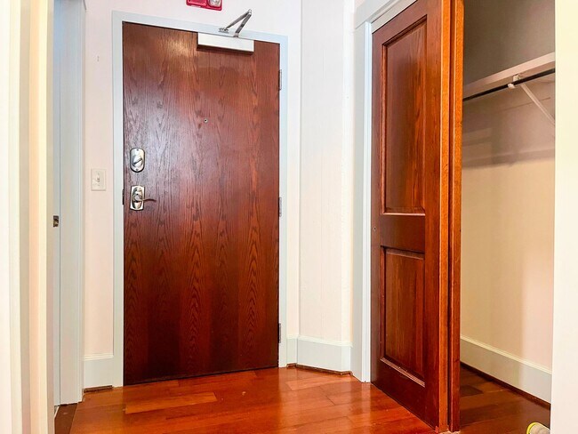 Building Photo - Beautiful 2 Bed/2 Bath Condo for Rent in D...