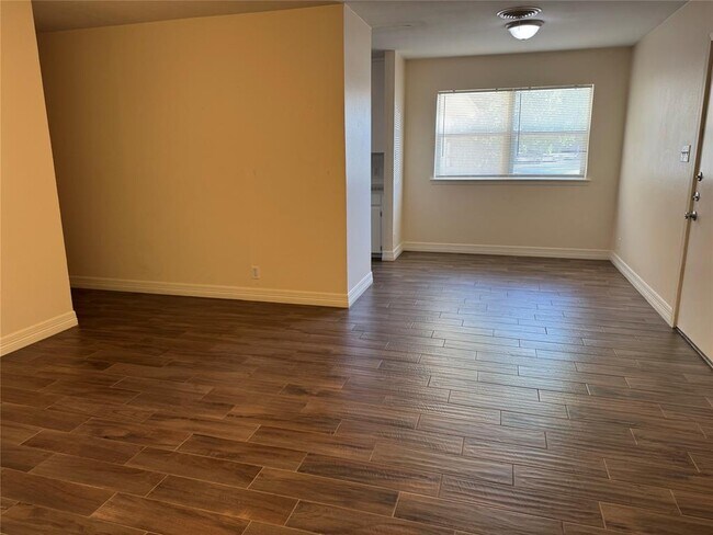 Building Photo - 2304 Mesquite Ln
