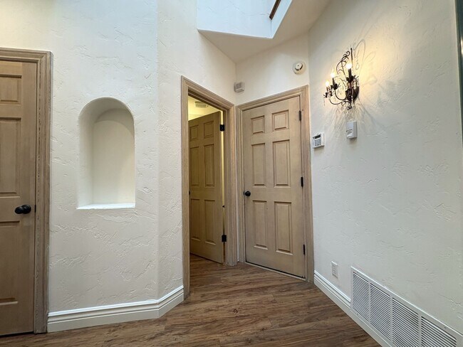 Building Photo - Spacious and Inviting 3-Bedroom, 2.5-Bath Townhome in the Heart of Menlo Park