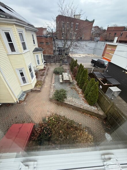 Shared courtyard with 8 thomas - 6 Thomas St