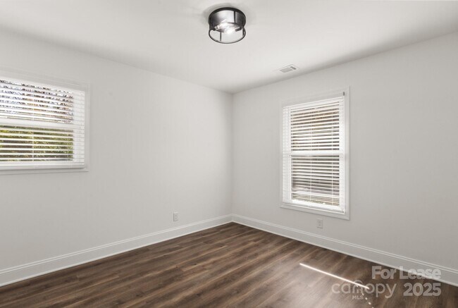 Building Photo - 815 Sharon Dr