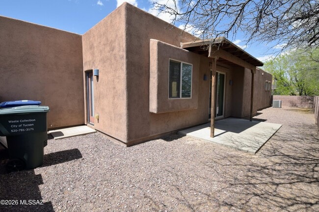 Building Photo - 2934 N Cardell Cir