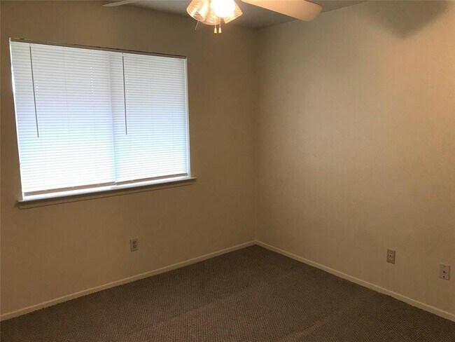 Building Photo - 3847 Westmeadow Dr