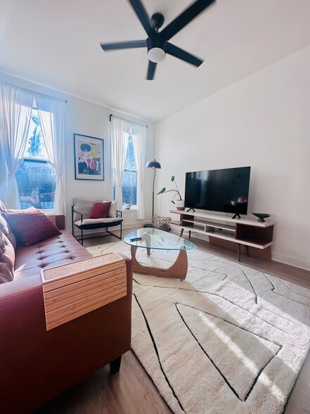 Building Photo - 2014 N Oakley Ave