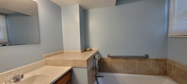 Building Photo - 48 Dillingham Rd