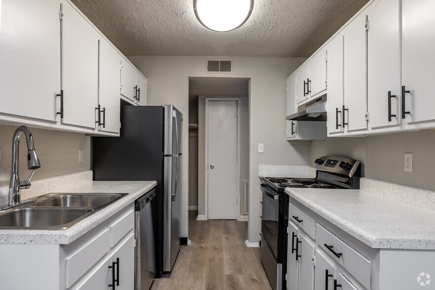 2BR, 1.5BA - 950SF - Kitchen - West Hills Apartments