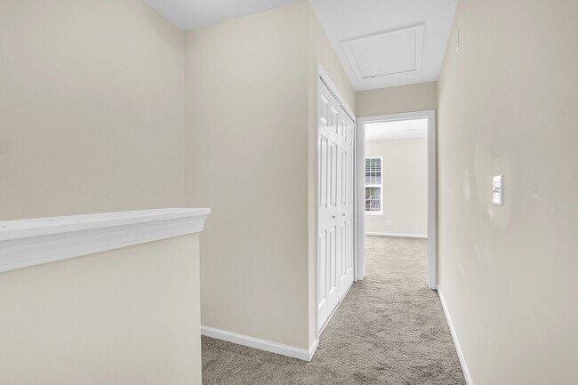 Building Photo - Easy, Modern Comfort in a Prime Charleston Location!