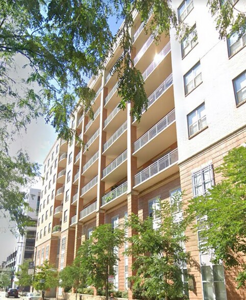 Outdoor view of building - 950 W Monroe St