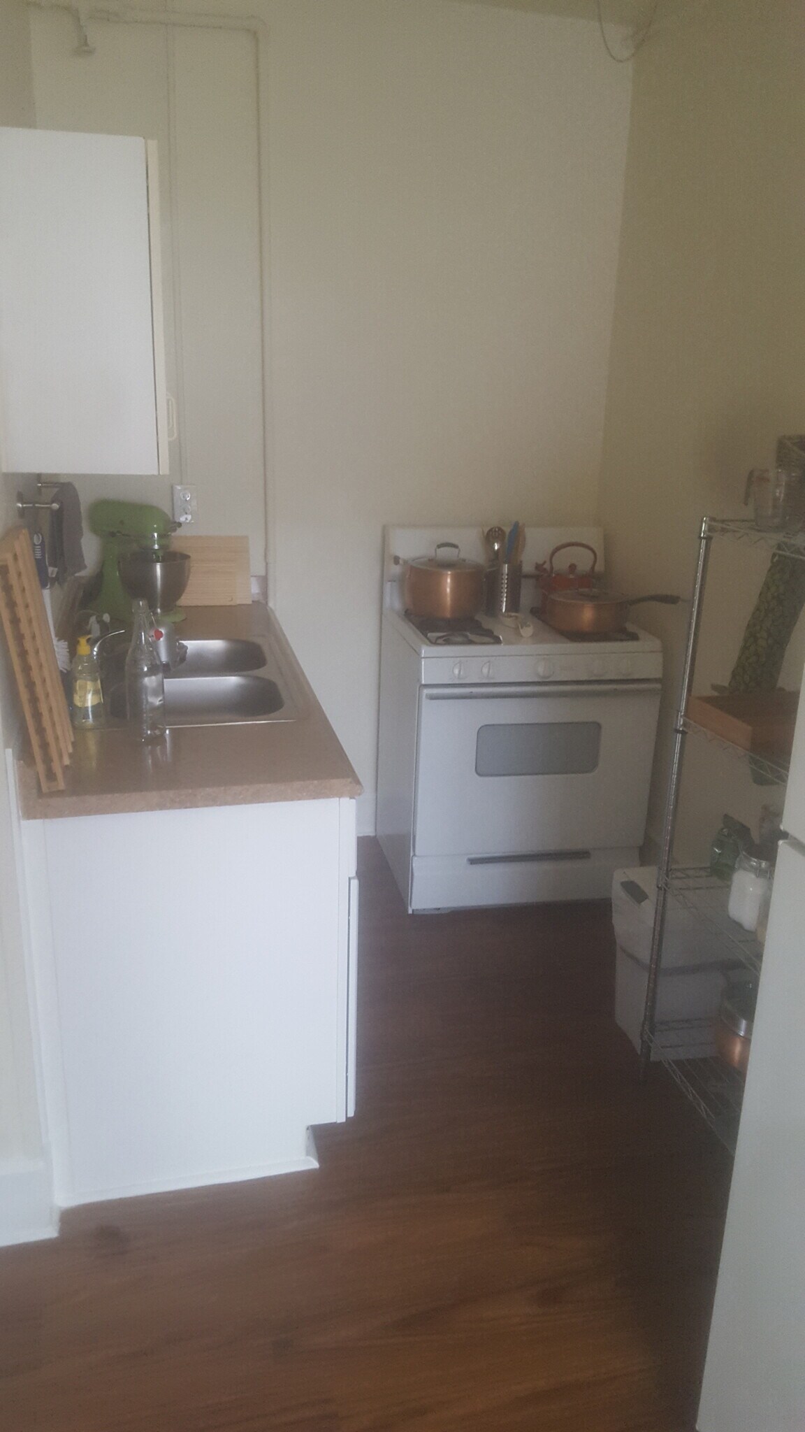 Kitchen, gas range - 524 Dr MLK Jr St S