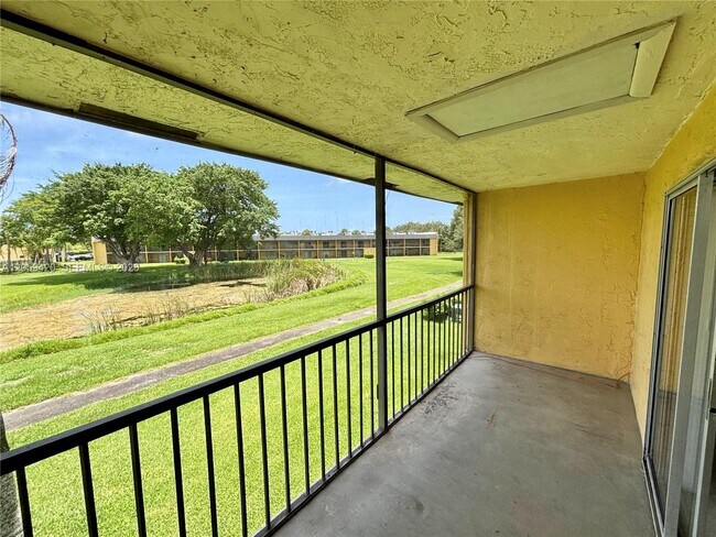 Building Photo - 1822 Meadows Cir