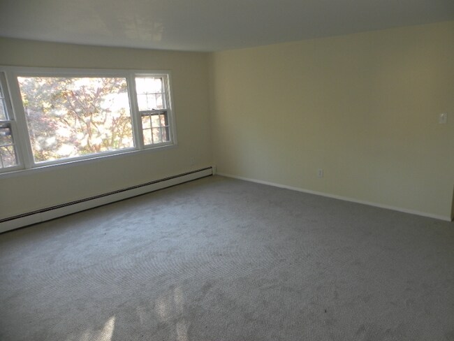 Building Photo - 32 Deerfield St