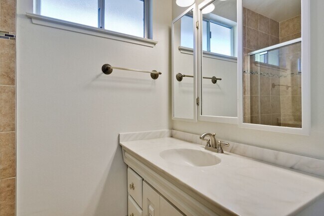 Building Photo - Hardwood Floors- Top Moreland SCH- SM Dogs Welcome- Close to Apple