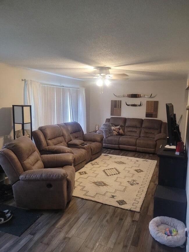 Building Photo - 3 bedroom in Quiet Neighborhood