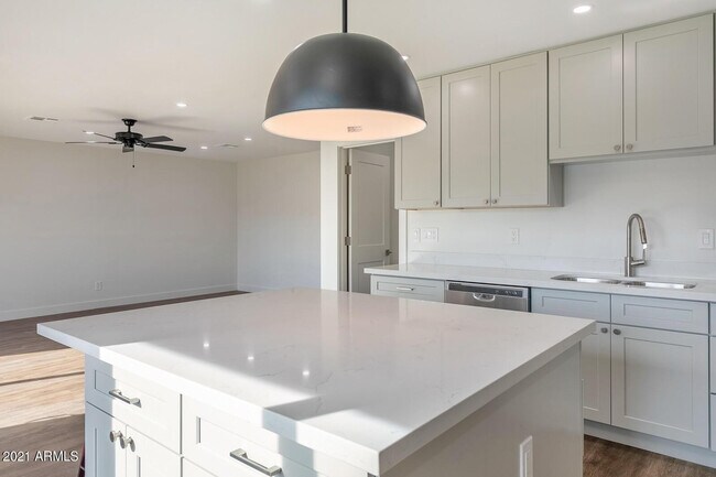 Building Photo - 2333 E Paradise Dr