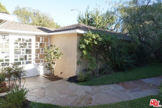Building Photo - 951 Masselin Ave
