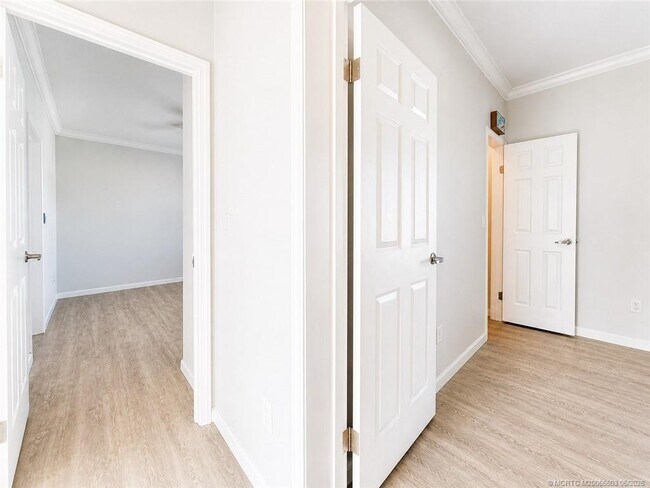 Building Photo - 252 NE Ebbtide Way